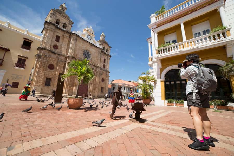 Cartagena: Photography Workshop Tour - Starting at Plaza de Bolívar with a short theory lesson