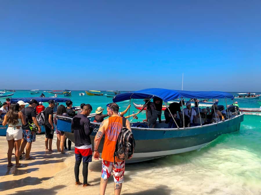Cartagena: Rosario Islands, Playa Blanca, Baru - Crossing Barú Island and boarding the boat