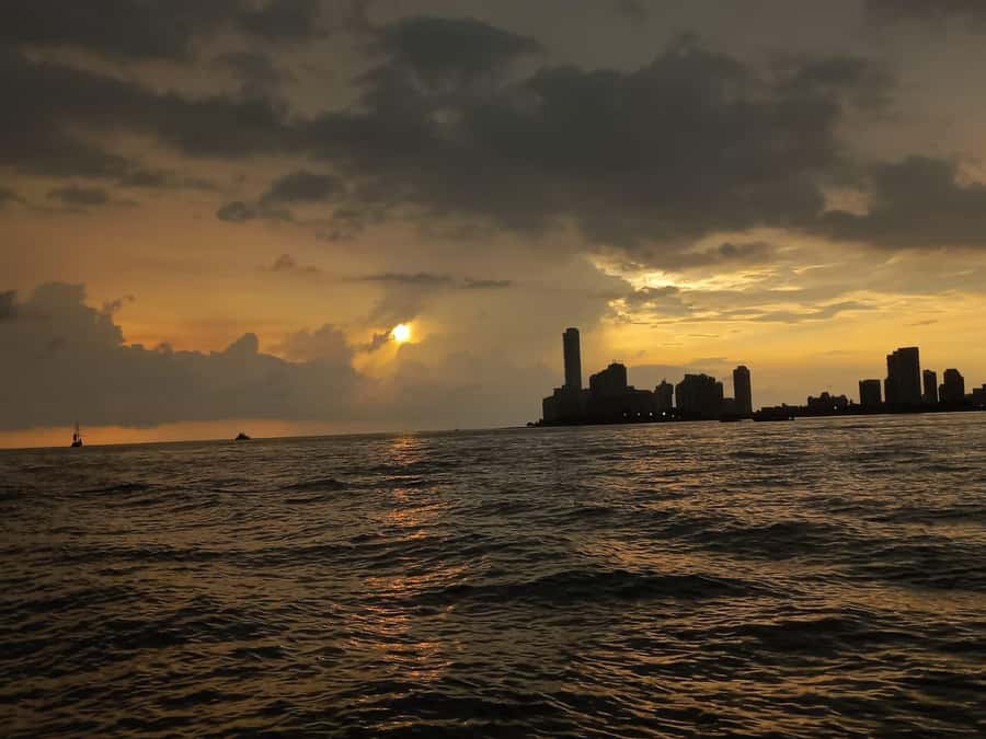 Cartagena: Sunset in boat in the bay with music and liquor - Music, dancing, and the open bar