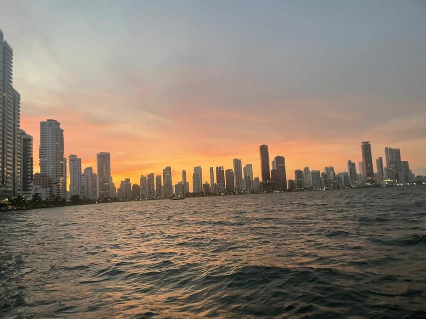 Cartagena: Sunset in boat in the bay with music and liquor - How crowded will the boat feel?