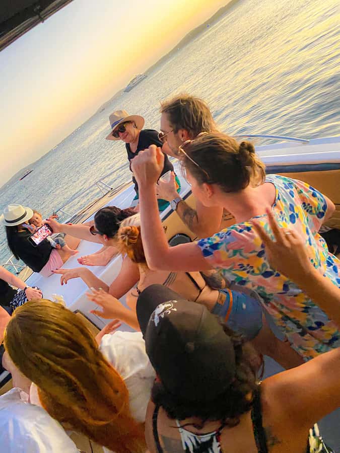 Cartagena: Sunset in boat in the bay with music and liquor - Punctuality and the host’s role