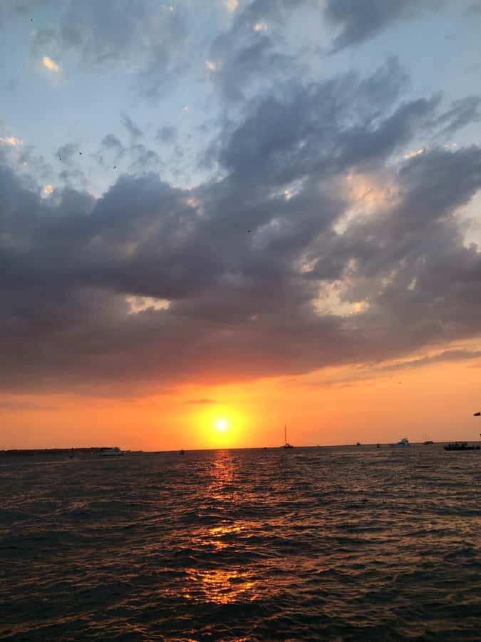Cartagena: Sunset in boat in the bay with music and liquor - Who will enjoy this boat party most?