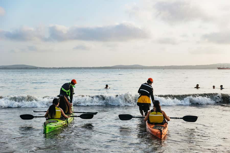 Cartagena: Sunset Sea Kayaking Tour - What the guides add to the experience