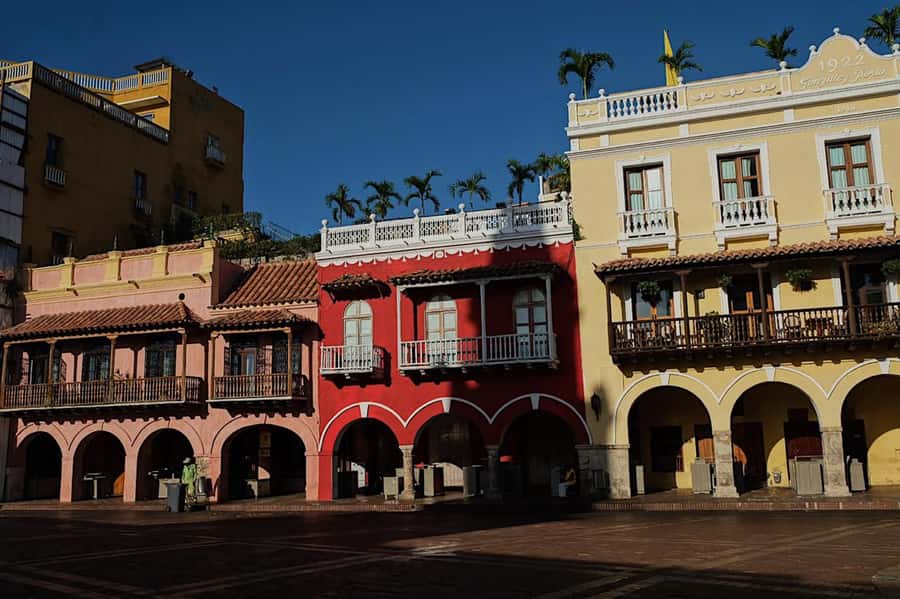 Cartagena: Walled City & Getsemani Private Tour - The snack stop: arepa with egg and raspao