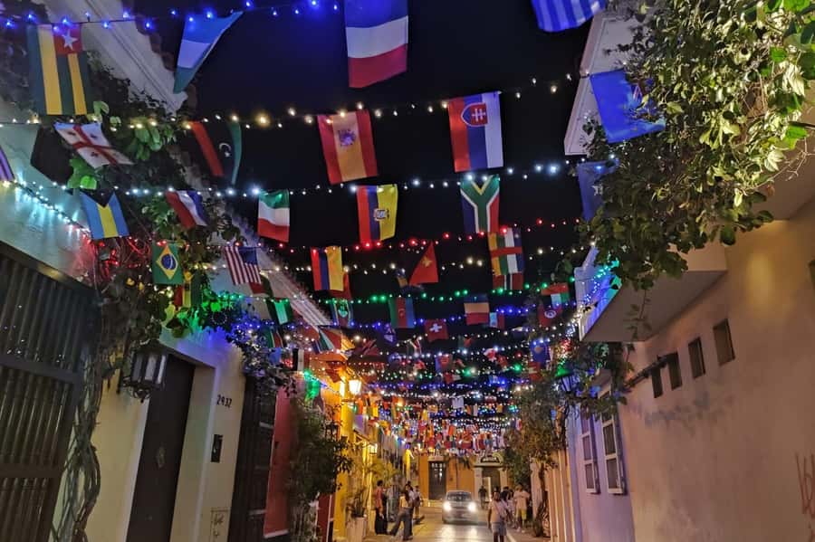 Cartagena: Walled City & Getsemani Private Tour - Getsemani brings the present into the picture