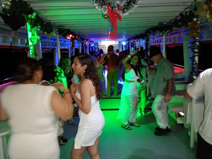 Cartagena: White Night Boat Tour with Dinner and Open Bar - Dance shows, live music, and the social mood
