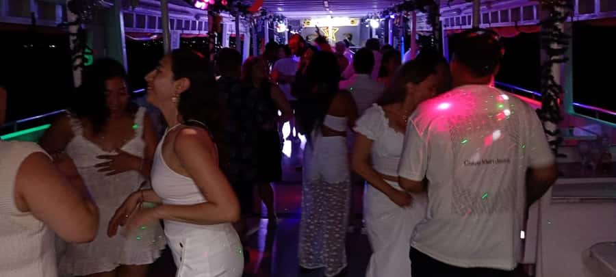Cartagena: White Night Boat Tour with Dinner and Open Bar - Cartagena Bay views and photo time