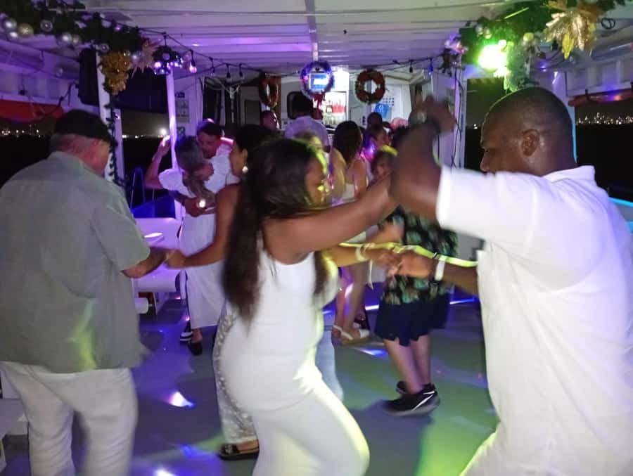 Cartagena: White Night Boat Tour with Dinner and Open Bar - Practical tips for a smoother night