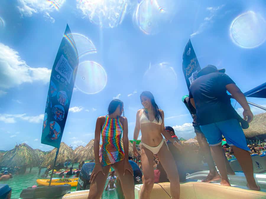 Cholon Forever Boat Party - The sports boat and group size