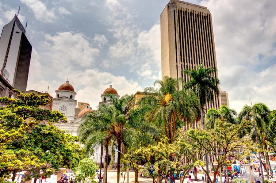 City Tour of Downtown Medellin Private or Shared - Placita de Flórez: fruit, juice, and everyday Medellín
