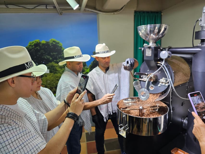 Coffee Experience with roasting show in Comuna 13 - The roasting show turns theory into a smell