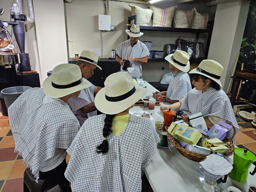 Coffee Experience with roasting show in Comuna 13 - What the hour actually covers