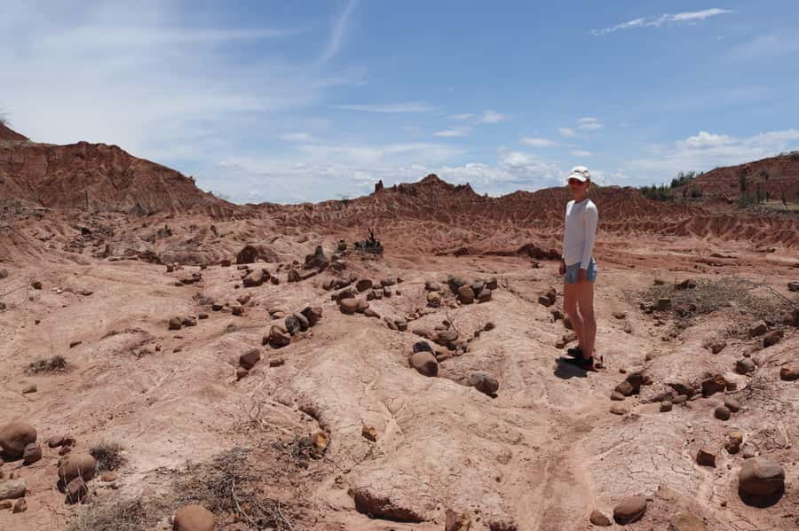 Community tour Biodiversity Latatacoa Desert Villavieja - Walking through the Red Desert at midday