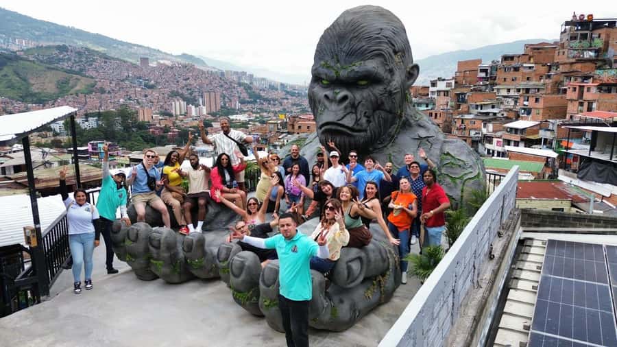 Complete Tour in Comuna 13: Graffiti, History and Street Delights - The first look at Comuna 13 and its difficult past