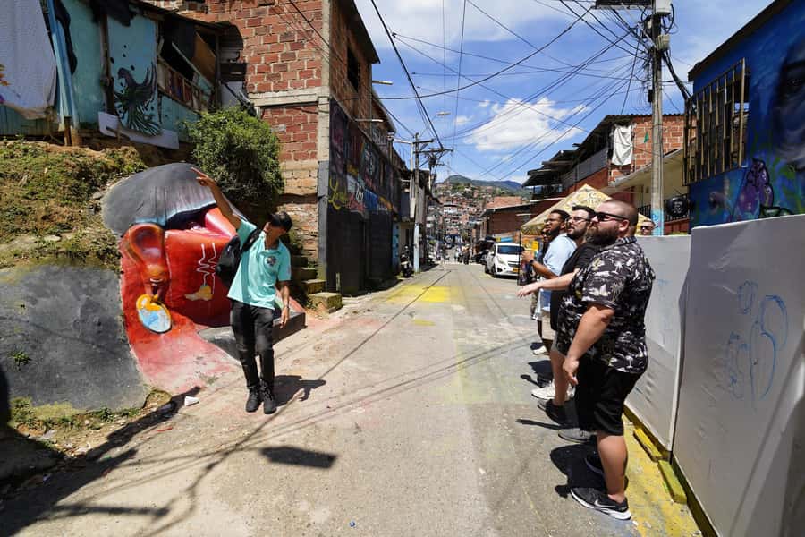 Complete Tour in Comuna 13: Graffiti, History and Street Delights - Graffiti that explains more than color