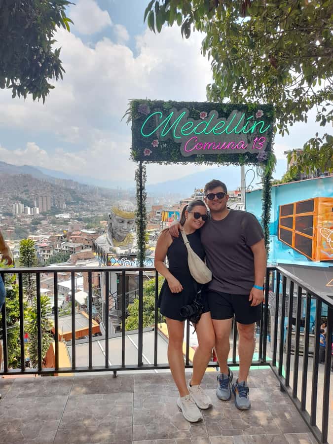 Comuna 13: Graffiti tour & Street Food/drink with telesferic - One hour among the graffiti and escalators