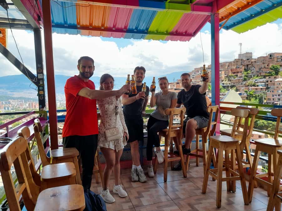 Comuna 13: Graffiti tour & Street Food/drink with telesferic - Meeting at Poblado and getting oriented