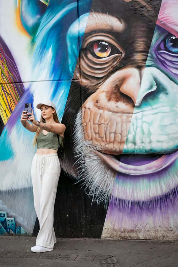 Comuna 13: Graffiti Tour with Tasting, Live Show, & Gallery - Reading the murals beyond the color