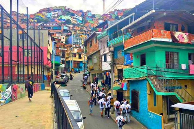comuna 13 graffitour & cable car - The story behind the art, told by a local guide