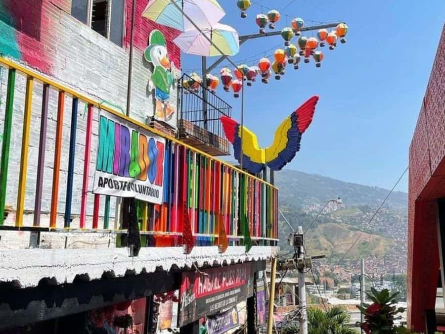 Comuna 13: Recorrido de Arte Urbano, Cultura y Resiliencia - Reading the graffiti route with a local guide
