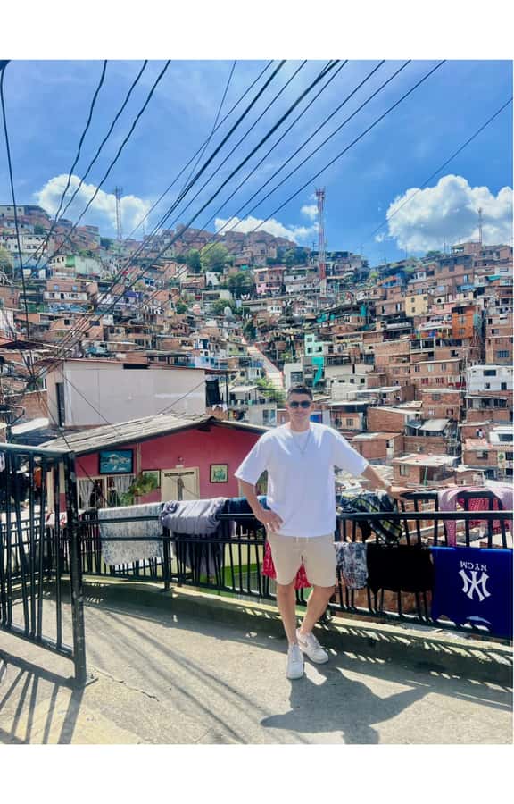 Comuna 13: Recorrido de Arte Urbano, Cultura y Resiliencia - Music, dancing, and the arts market