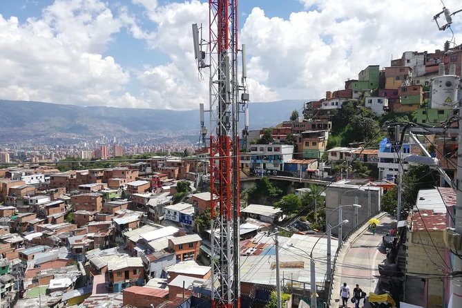 Comuna 13 tour and cable car - A private format that can change with your group