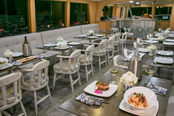 Dinner cruise on Cartagena's bay with Sibarita Master - Sailing Cartagena Bay after dark