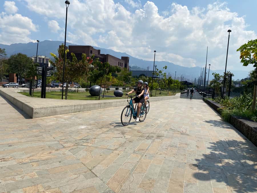 E-Bike City Tour Medellin with Local beer and Snacks - Conquistadores and Medellin’s everyday movement