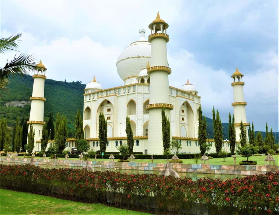 From Bogotá: Jaime Duque Park and Salt Cathedral with Lunch - Colombian lunch in Zipaquirá