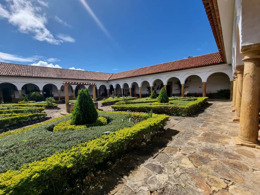 From Bogotá: Private Tour to Villa de Leyva - Ráquira for lunch and handmade goods