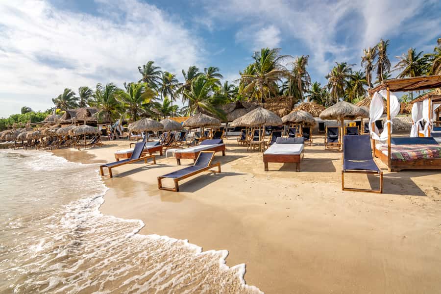 From Cartagena: Palmarito Beach With Buffet Lunch And Pool - Welcome cocktail and the five-hour beach stay