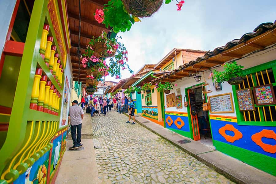 From Guatape: Pablo Escobar Mansion, Paintball & Boat Ride - Guide quality and group style
