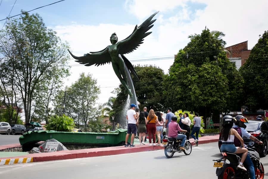 From Medellin: Guatape El Peñol with boat + gastronomic tour - The guide and group experience