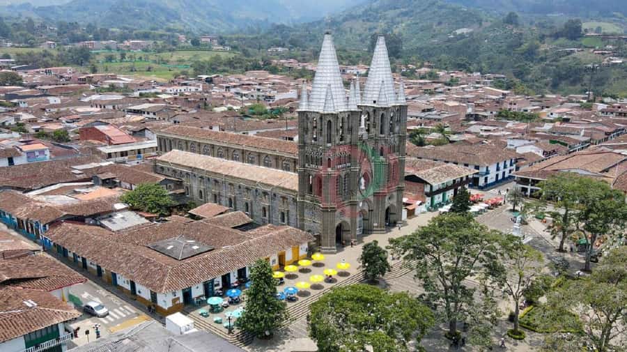 From Medellín: Jardín, Andes, and Hispania Day Trip - Before sunrise at Medellín’s meeting points