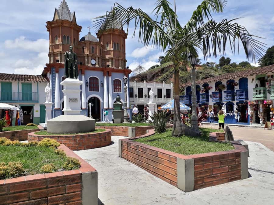 From Medellin: Private Guatape Car Tour with Coffee Tour - The guides and the personal touch