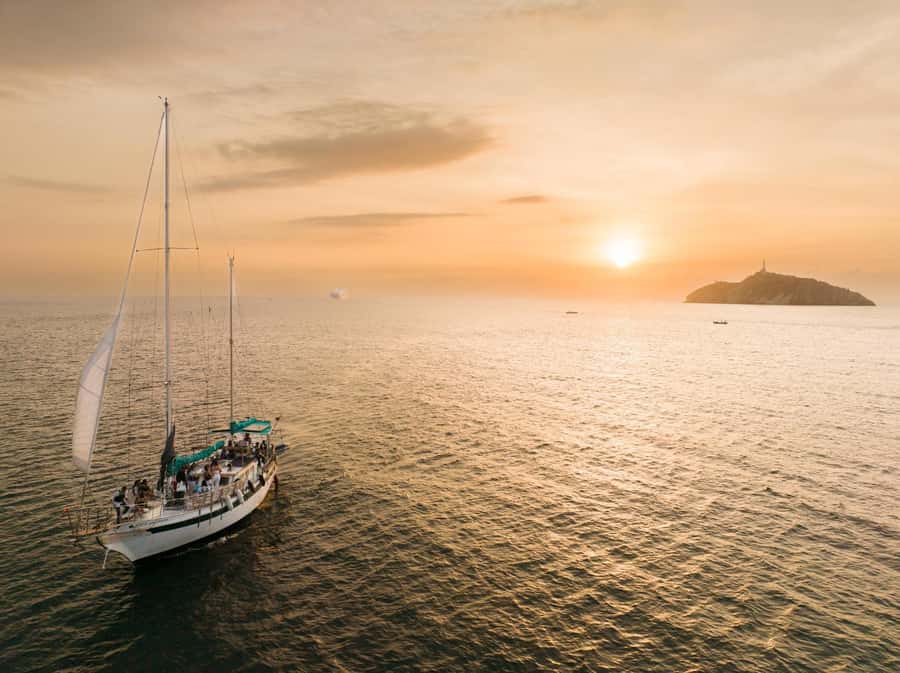 From Santa Marta: Sunset Sailboat Tour with 2 Beverages - The trip toward Taganga Bay