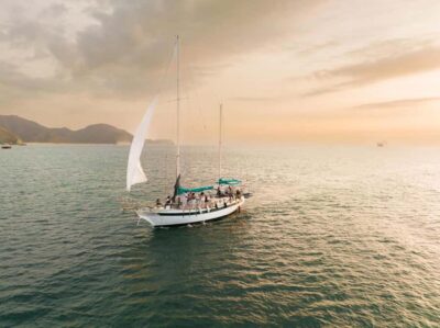 From Santa Marta: Sunset Sailboat Tour with 2 Beverages