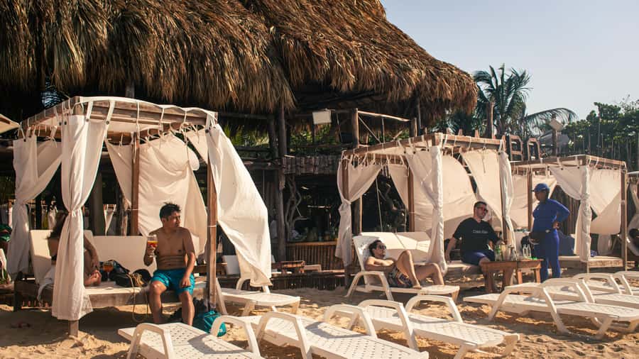 Full day at Isla baru playa blanca in Mambo Beach club - Understanding the 30,000 COP lunch voucher