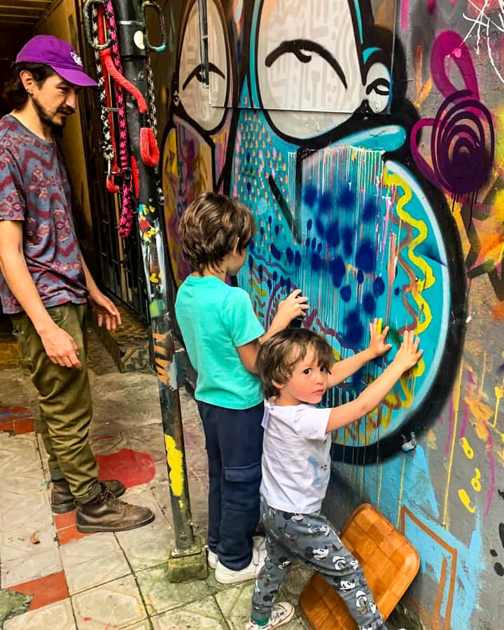 Fun Graffiti Workshop: The Art of Aerosol and Color - Languages, group size, and the feel of the lesson