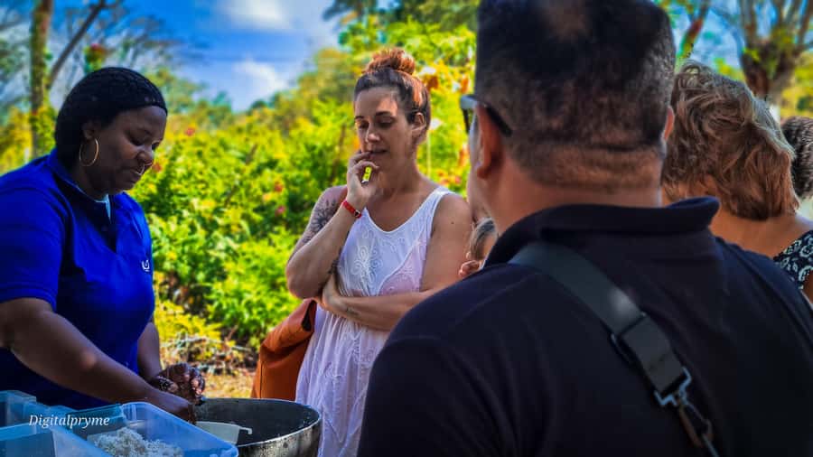 Gastronomic and musical experiences in San Andres Rondontour - Cooking rondón with a chef over firewood