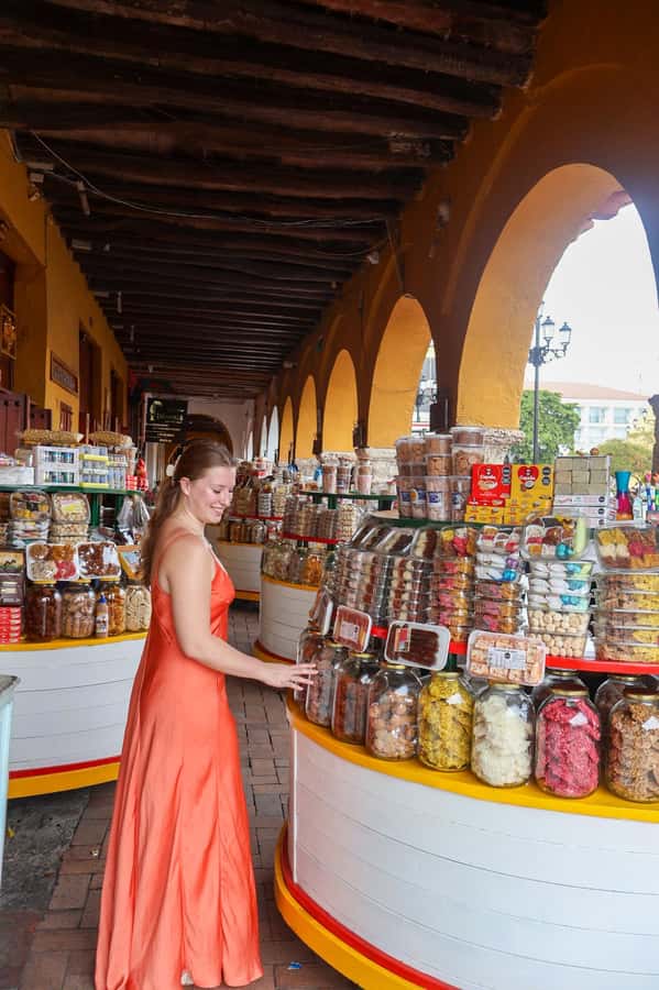 Gastronomic tour and professional photos in the old city - Centenario Park: public space and easy portraits
