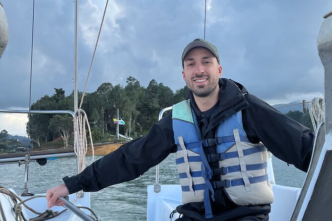 Go Sailing Guatape - Learning to sail with René