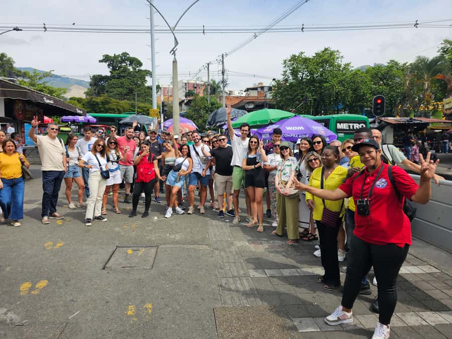 Graffiti Tour comuna 13 and cable car (made by local guides) - Rap, break dance, and the role of performance