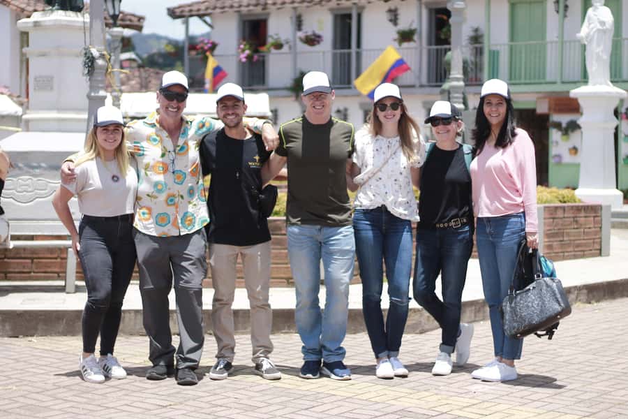 Guatapé: Day trip with Transport, Food & Boat - The road to Guatapé and El Peñol