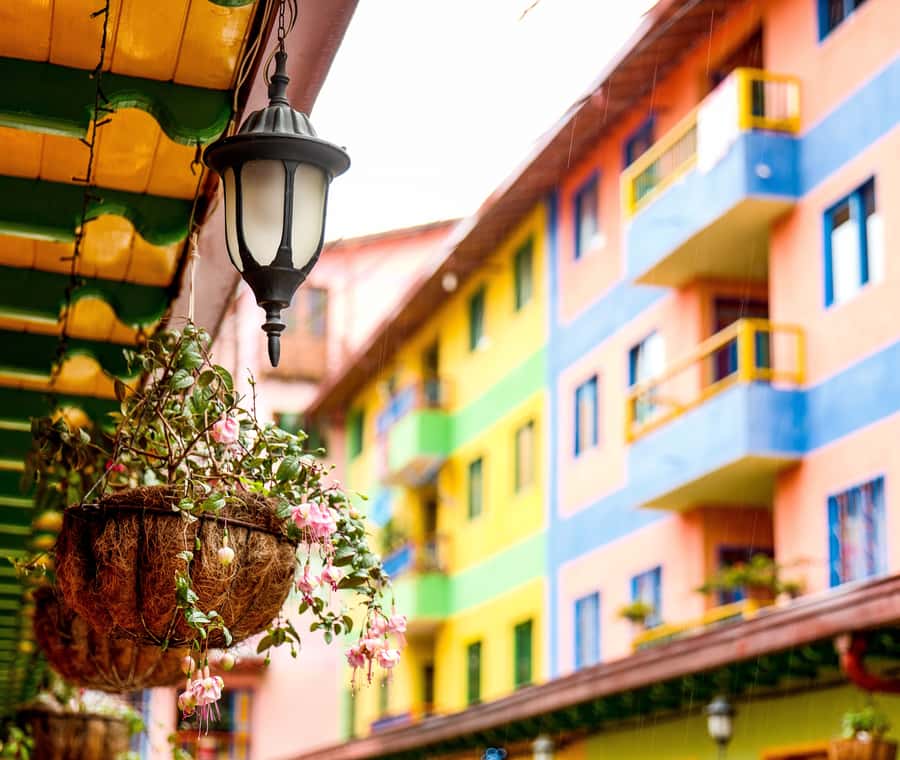 Guatapé: Day trip with Transport, Food & Boat - Climbing the Rock of Guatapé