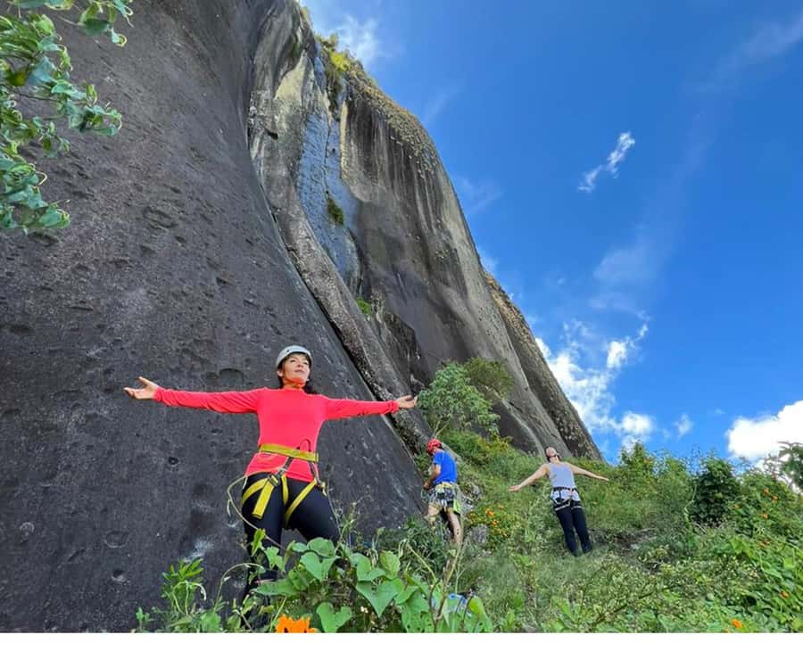 Guatapé: Iconic rock climbing for beginners and experts. - Why climbing El Peñol feels different from sightseeing