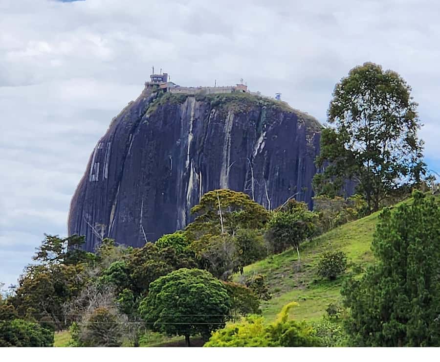 Guatapé: Iconic rock climbing for beginners and experts. - The first challenge: a 40-meter rappel