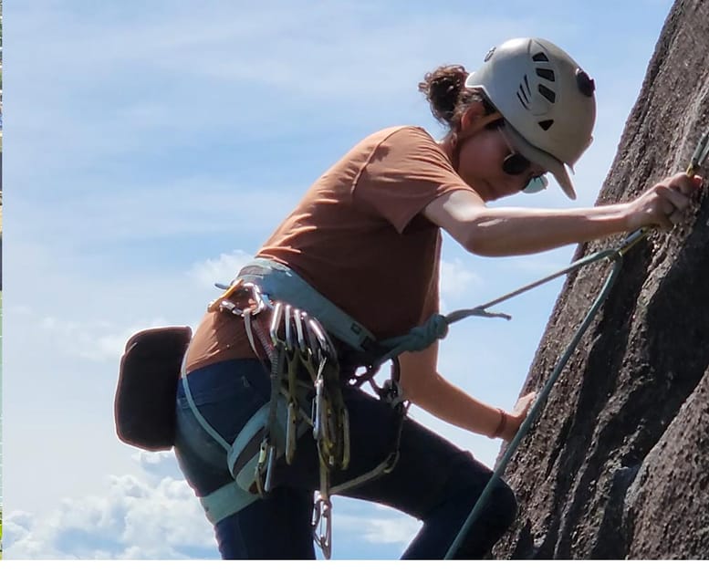Guatapé: Iconic rock climbing for beginners and experts. - Climbing the 5.9 and 5.10 routes