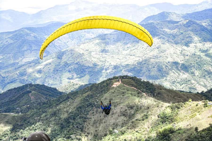 Guatape: Paragliding Experience - The best view of Guatapé begins at Calle 32
