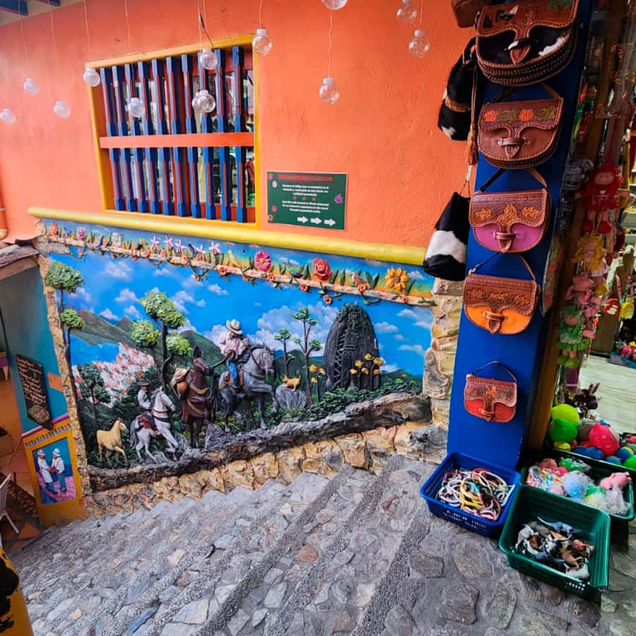 Guatapé & Peñol Rock Day Group Tour - Guatapé and its painted streets